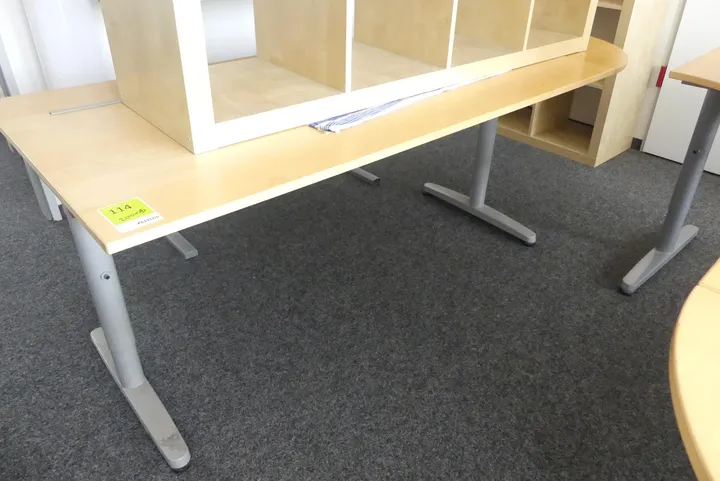 Schreibtisch, ohne Inhalt Maße in cm ca.: 200 x 80